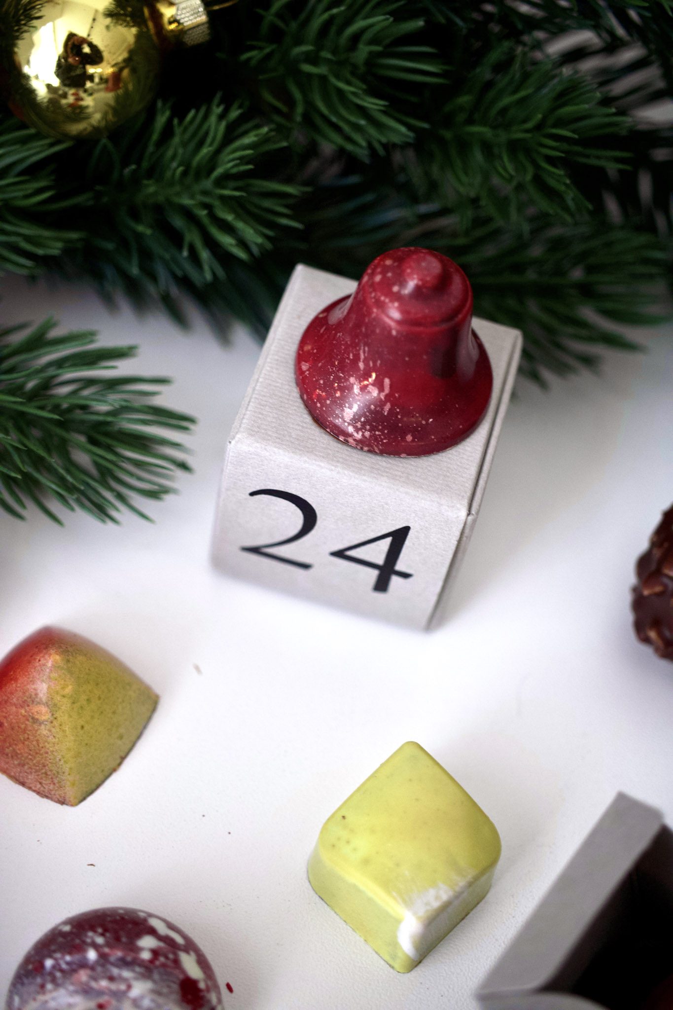 Pralinen-Adventskalender mit verschiedenen Formen und Farben