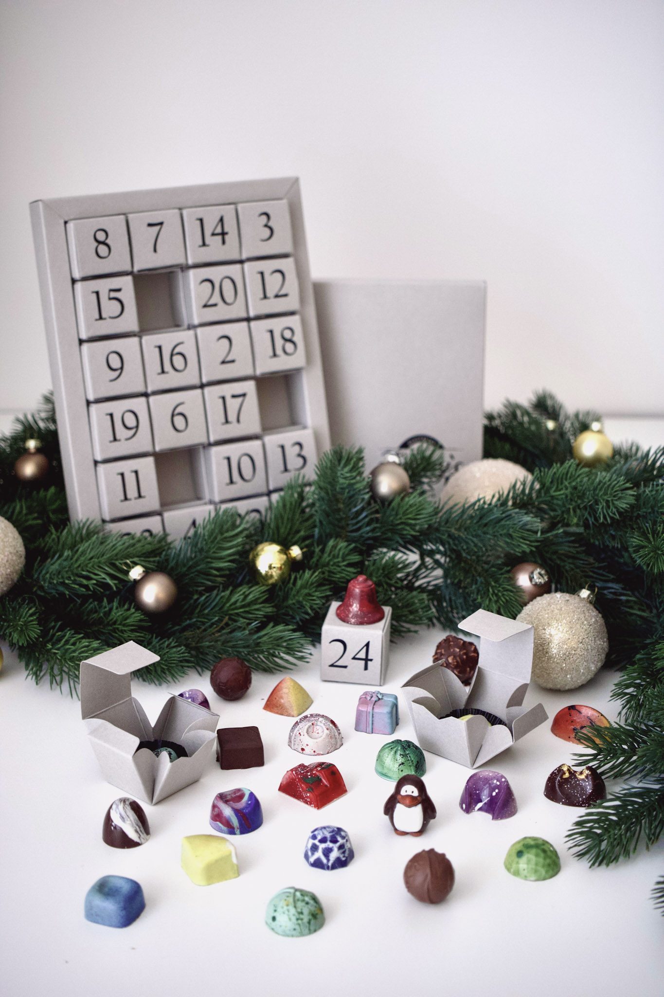 Pralinen-Adventskalender mit farbenfrohen, handgefertigten Pralinen in verschiedenen Formen