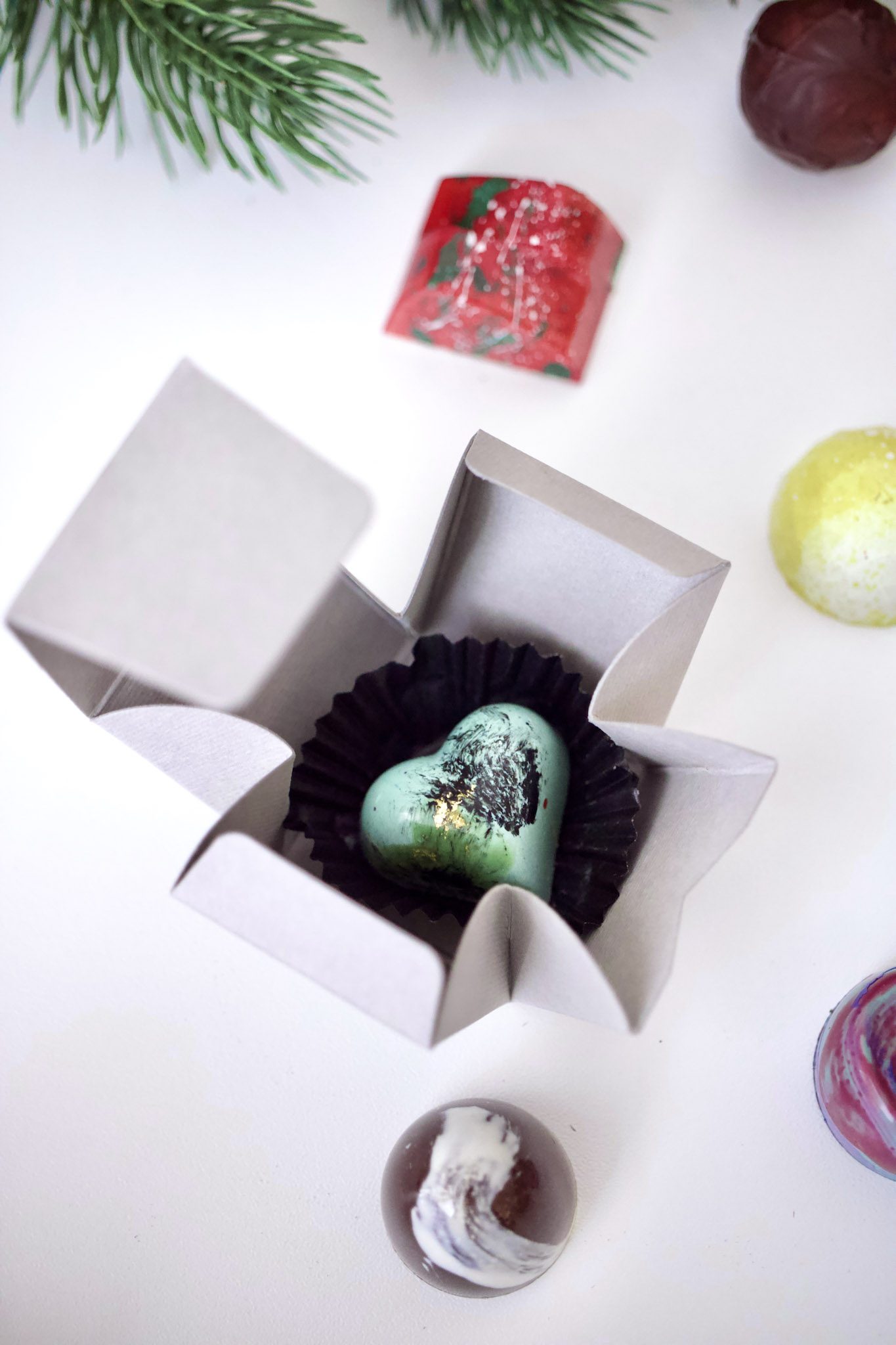 Pralinen-Adventskalender mit farbenfrohen, handgefertigten Pralinen in verschiedenen Formen