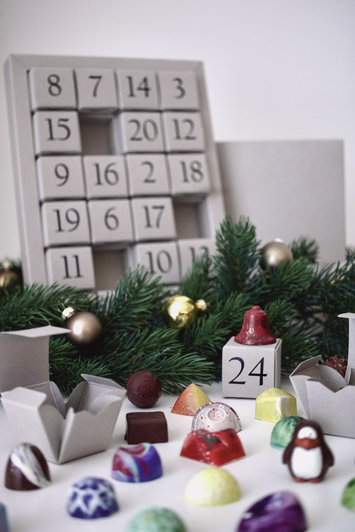 Pralinen-Adventskalender mit verschiedenen Formen und Farben