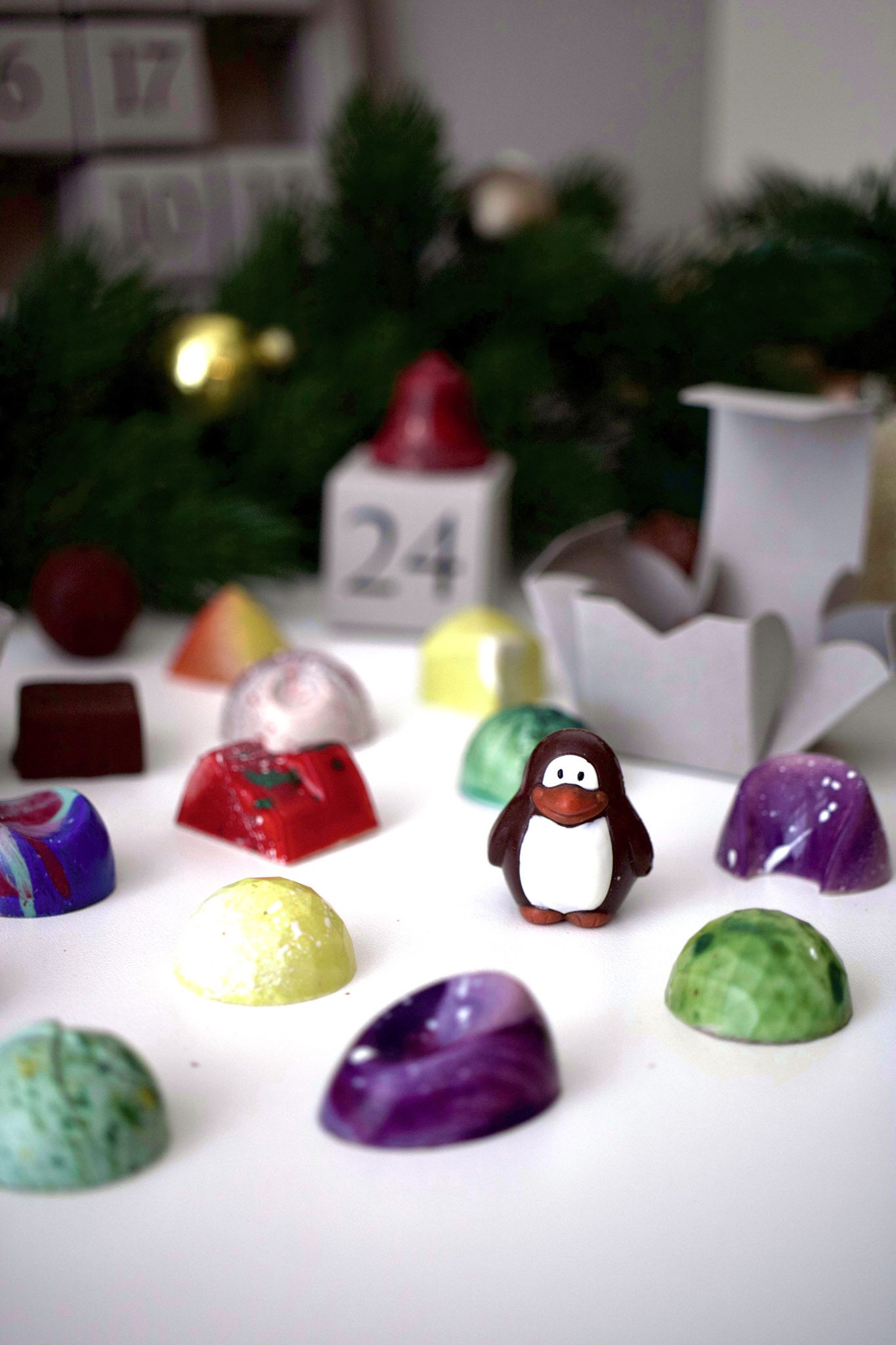 Pralinen-Adventskalender mit farbenfrohen, handgefertigten Pralinen in verschiedenen Formen