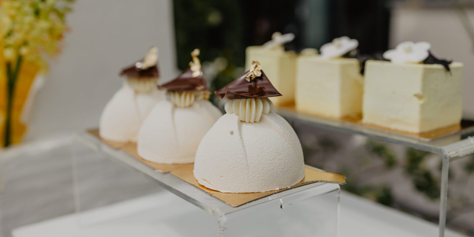 Törtchen im weißen Velvet Look mit dunklen Schokoladenornament und Blattgold